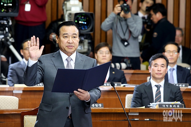 국회 인사청문회 직전, 선서하는 이완구 총리