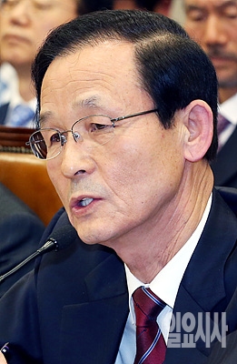 답변하는 김장수 전 청와대 국가안보실장