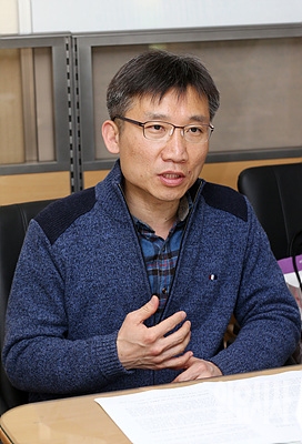 <일요시사>와 인터뷰하는 이상규 전 통합진보당 의원