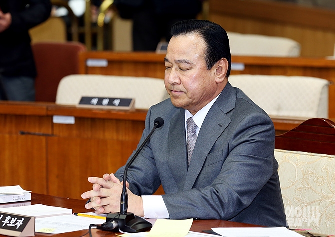 국회 인사청문회 직전, 잠시 눈을 감고 생각에 빠진 이완구 당시 후보자