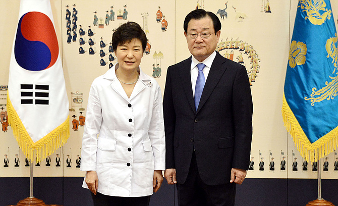 박근혜 대통령과 이병기 신임 대통령비서실장