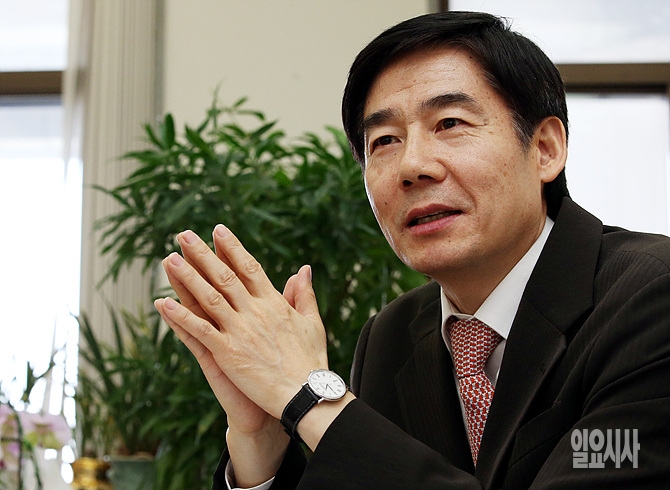 <일요시사>와 대담 나누는 이용호 국회 홍보기획관