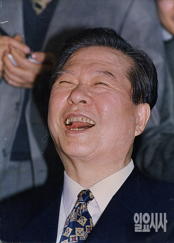 'DJ의 파안대소' 고(故) 김대중 전 대통령을 간절히 그리워하는 국민들이 많을 게다. 이유는 굳이 얘기 안 해도 다들 알지 않을까. 요즘 들어 더 보고 싶어들 하는 김 전 대통령의 파안대소 모습.