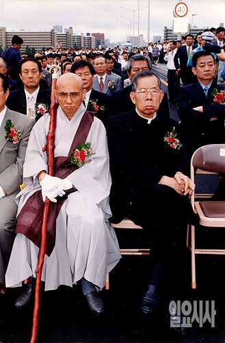 '가시지 않는 걱정' 1994년 10월 무너진 성수대교. 이후 복구공사를 통해 1997년 7월 재개통됐다. 개통식에 참석한 고(故) 김수환 추기경과 송월주 스님(당시 조계종 총무원장)의 표정에서 당시의 침울할 수밖에 없었던 상황이 고스란히 느껴진다.