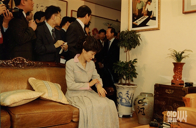 '그냥 갈까?' 김영삼 전 대통령의 상도동 자택을 방문한 박근혜 대통령(당시 의원 시절). 기다리다 시간을 보는 박 대통령과 마침 방을 나선 김 전 대통령이 묘하게 오버랩된다.