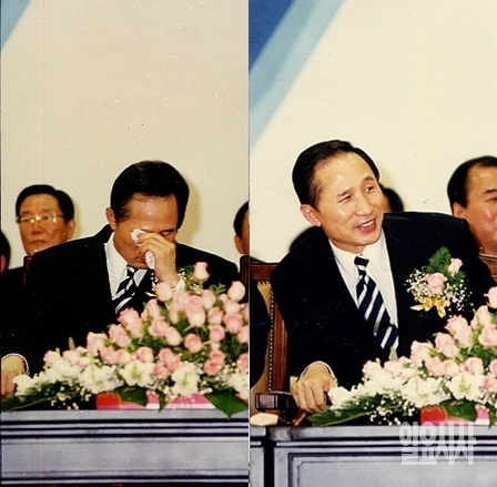 'MB, 울다가 웃다가' 이명박 전 대통령이 한 행사장에서 눈물을 훔쳤다가 잠시 후 언제 그랬냐는 듯 환한 미소를 짓고 있다.