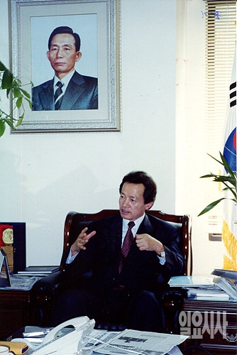 '허 본좌가 존경하는 박정희 '황당한 행보로 국민들에게 웃음을 주는 '허 본좌' 허경영 민주공화당 총재. 그의 사무실에 걸린 고(故) 박정희 전 대통령의 사진이 눈길을 끈다.