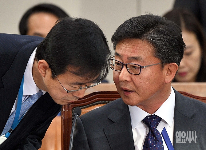 국회 인사청문회서 관계자와 이야기 나누는 홍용표 통일부장관