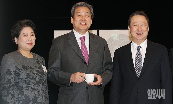 지난 16일, 서울 남대문로 대한상공회의소에서 열린 '새누리당-대한상공회의소 정책간담회'에서 현정은 현대그룹 회장, 김무성 새누리당 대표, 박용만 대한상의 회장이 차담(茶談)을 나누고 있다.