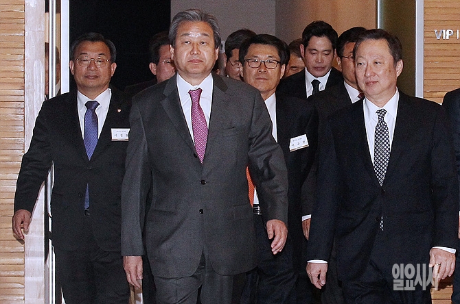 '새누리당-대한상공회의소 정책간담회'를 위해 입장하는 새누리당 김무성 대표와 박용만 대한상의 회장