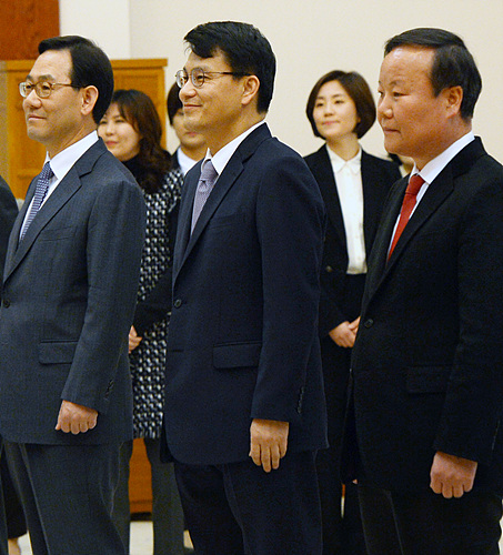 지난 16일, 청와대에서 (사진 왼쪽부터) 주호영·윤상현·김재원 정무특보가 박근혜 대통령으로부터 위촉장을 받기 위해 대기하고 있다.