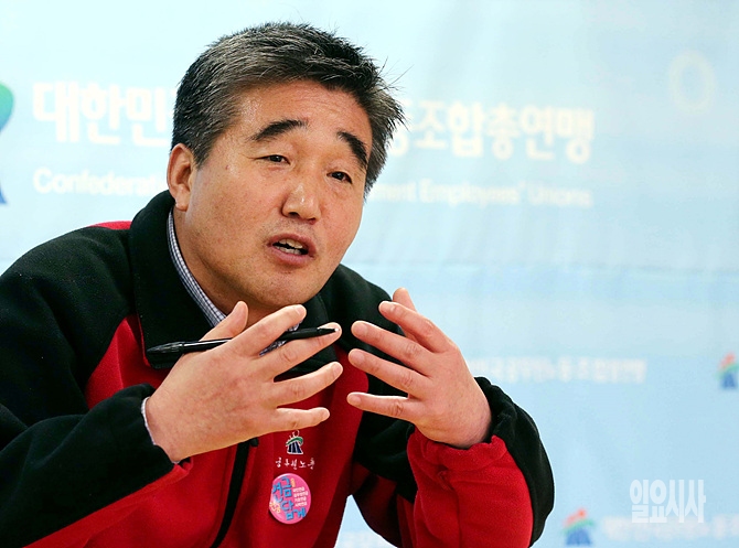 <일요시사>와 대담 나누는 류영록 공무원노동조합총연맹 위원장
