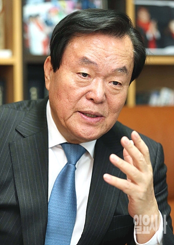 <일요시사>와 대담 나누는 김경재 청와대 홍보특보