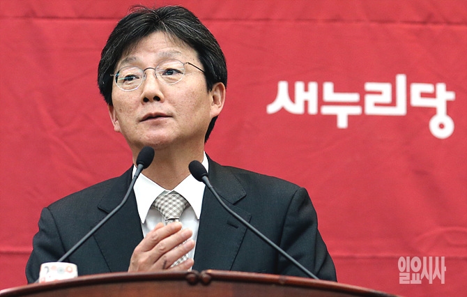 새누리당 정책의총서 발언하는 유승민 원내대표