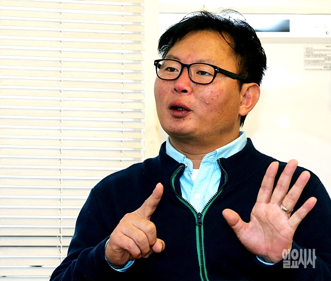 <일요시사>와 인터뷰하는 시사전문 파워블로거 아이엠피터