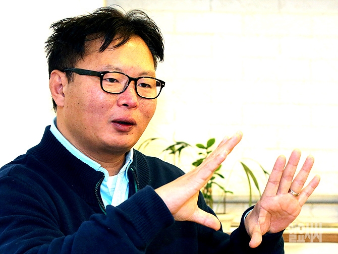 시사전문 파워블로거 아이엠피터가 최근 <일요시사>와 인터뷰를 나누고 있다.