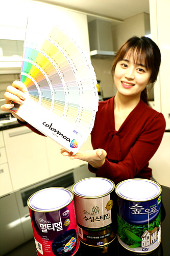KCC가 제작, 배포한 건축도료 색상집 '칼라모아2015'와 컬러가 적용되는 '친환경페인트 숲으로' 제품들