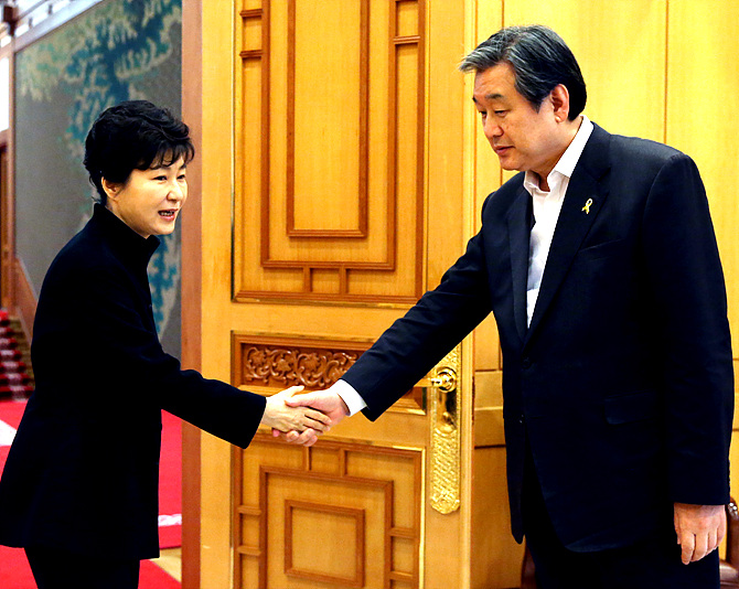 악수 나누는 박근혜 대통령과 새누리당 김무성 대표