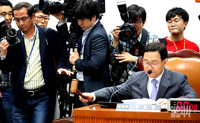 의사봉 두드리는 주호영 공무원연금개혁특위위원장