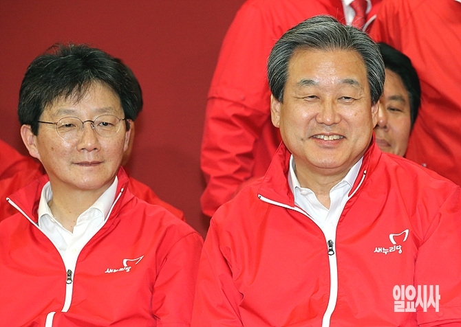 지난 29일, 새누리당 김무성 대표(사진 오른쪽)가 서울 여의도 당사에 마련된 4·29재보선 선거개표 상황실에서 개표상황을 보며 웃음 짓고 있다.