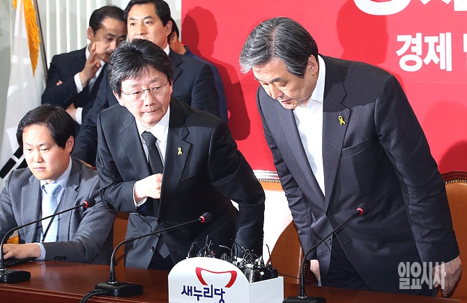새누리당 김무성 대표가 지난달 16일, 이완구 전 총리의 거취문제와 관련해 박근혜 대통령과의 단독회동 직후 기자회견 직전 인사를 하고 있다.