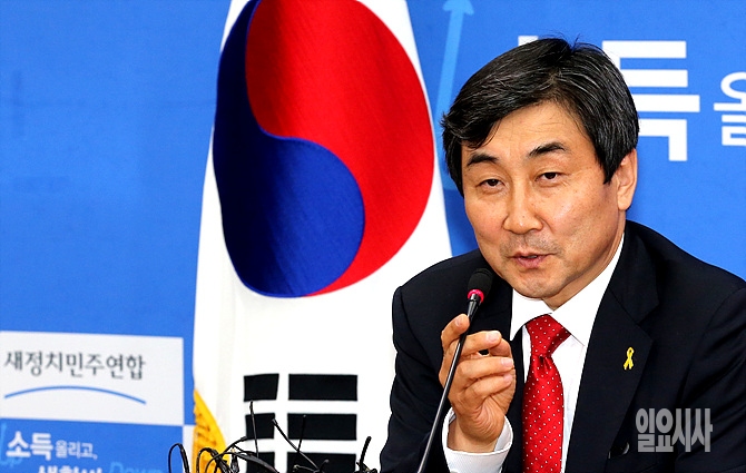 기자간담회서 발언하는 이종걸 새정치민주연합 신임 원내대표