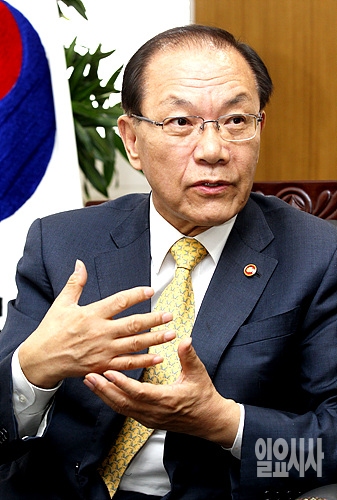 <일요시사>와 대담 나누는 황우여 교육부장관