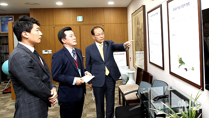 황우여 교육부장관(사진 오른쪽)이 <일요시사>와 인터뷰 직후, 최민이 편집국장(사진 가운데)과 최현목 기자에게 '초중학생 자살현황표'에 대해 부연설명을 하고 있다.