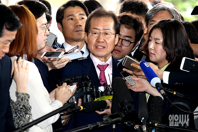 '불법정치자금 수수혐의'로 검찰 출석하는 홍준표 경남도지사