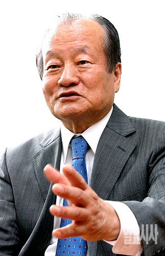 <일요시사>와 대담 나누는 최환 전 5·18 특별수사본부장