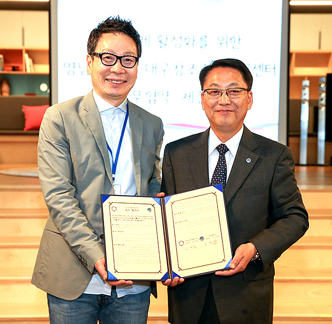 영남대와 대구창조경제혁신센터가 지역 창조경제 활성화를 위해 MOU를 체결했다. (김선일 대구창조경제혁신센터장(사진 왼쪽), 노석균 영남대 총장)