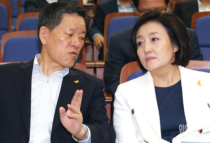 새정치민주연합 박영선 의원과 이야기 나누는 주승용 최고위원(사진 왼쪽)