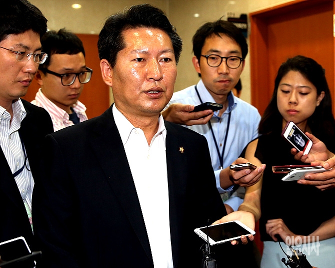 최근 새정치민주연합 윤리심판원으로부터 '자격정지 1년'의 중징계를 받은 정청래 최고위원