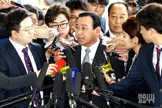 소환를 조사 받기 위해 고등검찰청 출석한 이완구 전 국무총리