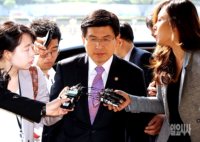 취재진 질문 세례받는 황교안 국무총리 후보자
