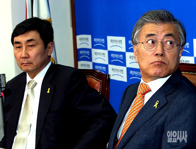 새정치민주연합 문재인(사진 오른쪽) 대표와 이종걸 원내대표