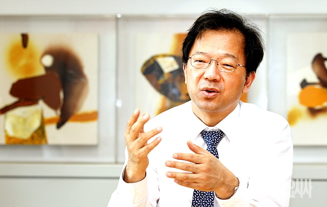 <일요시사>와 인터뷰하는 차기환 변호사