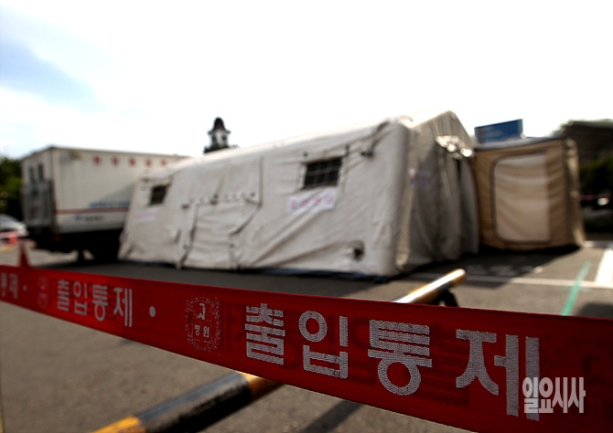 중동호흡기증후군(MERS)이 전국적으로 확산되고 있는 가운데 지난 1일 오후, 서울 종로구 연건동 서울대병원에 격리센터가 설치돼 있다.