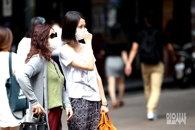 메르스(중동호흡기증후군, MERS) 공포가 확산되고 있는 가운데, 지난 4일 오후 서울 명동을 찾은 관광객들이 마스크를 쓴 채 관광을 즐기고 있다.