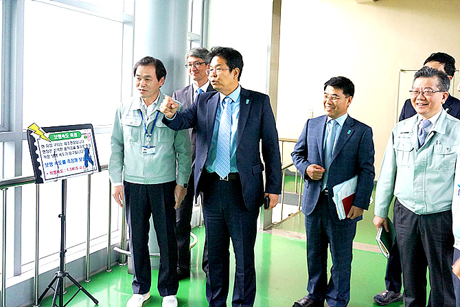 우량·중소기업을 방문하고 있는 김병호 하나은행장