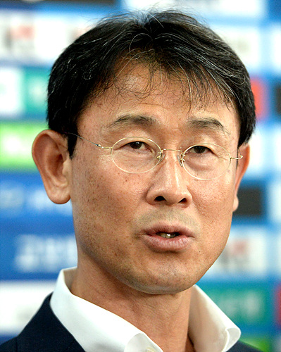 윤덕여 여자축구대표팀 감독