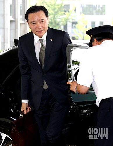 출근하는 김현웅 법무부장관 후보자