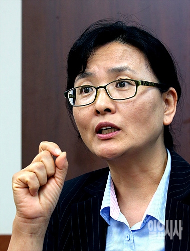 <일요시사>와 인터뷰중인 임미애 새정치민주연합 혁신위원