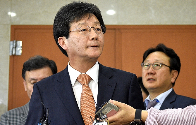 지난 8일, 새누리당 유승민 전 원내대표가 서울 여의도 국회 정론관에서 사퇴 기자회견 직후 취재진으로부터 질문을 받고 있다.