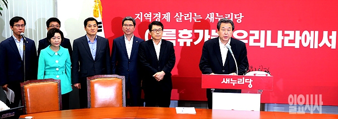 13일, 서울 여의도 국회서 '취임1주년' 기자회견을 갖고 있는 김무성 새누리당 대표
