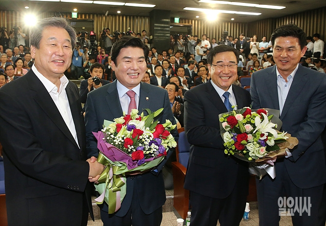 '꽃을 든 남자들' 새누리당 원유철 신임 원내대표가 김정훈 신임 정책위의장과 함께 김무성 대표(사진 왼쪽), 김태호 최고위원으로부터 꽃다발을 받아들고 있다.