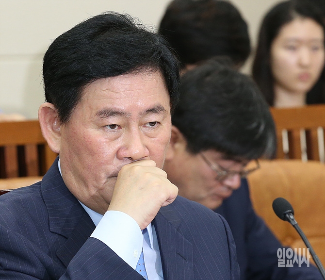 최경환 경제부총리 겸 기획재정부장관