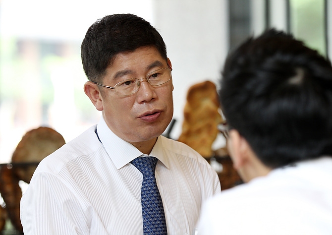 <일요시사>와 인터뷰하는 김경진 변호사