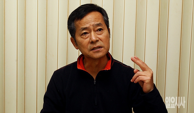 <일요시사>와 인터뷰하는 황천우 작가