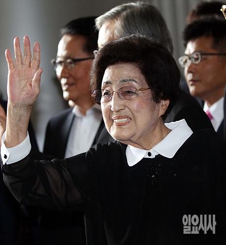 손 들어 답례하는 이희호 여사